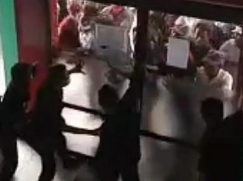 Massa geruduk RSUD Brebes untuk mengambil paksa jenazah pasien Corona, Sabtu (26/12/2020).
