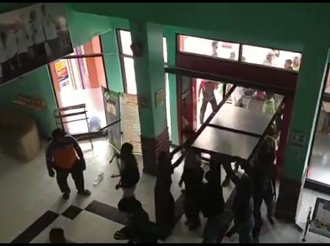 Massa geruduk RSUD Brebes untuk mengambil paksa jenazah pasien Corona, Sabtu (26/12/2020).