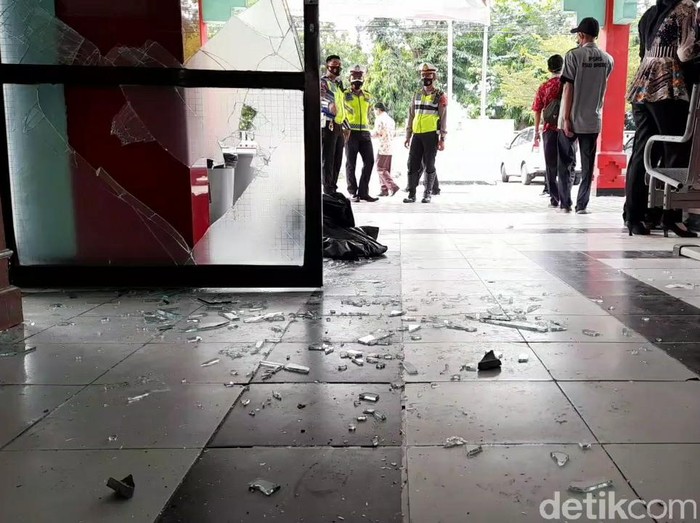 Massa geruduk RSUD Brebes untuk mengambil paksa jenazah pasien Corona, Sabtu (26/12/2020).