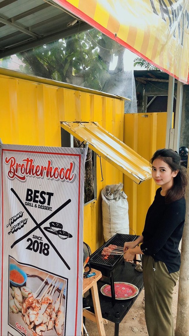 Pada saat awal kontraknya sebagai pramugari berakhir, Martha mengaku sempat merasa terpuruk dan sedih. Dia teringat perjuangannya untuk bisa masuk ke perusahaan maskapai impiannya yang tak mudah. Namun perlahan wanita 27 tahun itu berusaha bangkit dengan melanjutkan usahanya yang sempat terhenti. Setelah tiga bulan tak bisa move on dia memutuskan membuka usaha. Foto: Dok.pribadi Martha