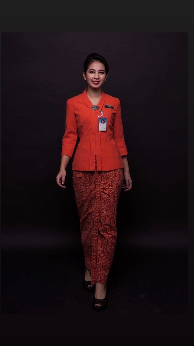 Sama seperti Jojo, wanita bernama Martha Puri viral usai membagikan kisahnya yang dulu bekerja sebagai pramugari kini alih profesi jualan sate taichan dan tahu crispy. Kisah itu dibagikannya dalam sebuah unggahan video di Tiktok miliknya @marthaputri04, yang memperlihatkan perbedaan pekerjaannya dulu saat menjadi pramugari dan masa sekarang saat dia berjualan. Foto: Dok.pribadi Martha