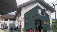 Bangunan tua yang saat ini menjadi coffeeshop tersebut menyajikan desain lansekap taman yang menarik. Bangunan itu berada di sisi Sungai Ketapang, tidak jauh dari Jalan Gajah Mada.