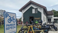 Pada hari libur, tempat ini selalu ramai oleh pesepeda untuk beristirahat atau mencari menu sarapan. Tampak area parkir sepeda penuh dengan kendaraan pedal itu.