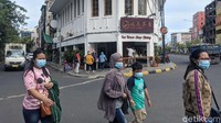 Rumah teh Pantjoran Tea House terlihat di tikungan jalan Glodok-Pancoran. Gedung ini sudah berdiri sejak 1928 untuk apotek Chung Hwa hingga 1957. 