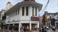Bangunan Rumah teh Pantjoeran Tea House ini sempat terbengkalai sejak 1957 hingga 2015. Butuh kerja keras dari arsitek dan tenaga ahli untuk mengembalikan bangunan ke desain aslinya yakni tahun 1928.