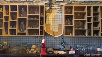 Salah satu sisi di dalam Cafe Historia. Tampak tembok masih asli sejak dibangun.