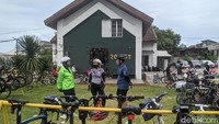 Gedung tua yang dijadikan coffee shop Roast Ketapang terlihat menarik dengan sentuhan baru.