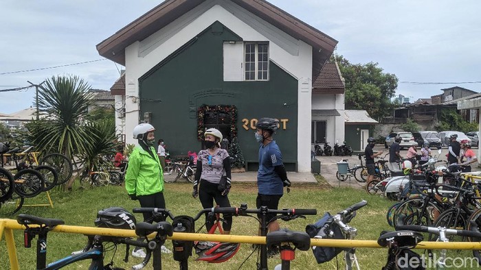 Melihat Bangunan Lawas yang Tetap Fotojenik dan Fungsional Para pengunjung menikmati suasana bangunan era kolonial yang diubah menjadi tempat makan dan coffee shop, di Jakarta, Sabtu (26/12/2020). Upaya ini cukup menjanjikan secara fungsional selain alasan perawatan bangunan tua yang bersejarah dan ikonik.