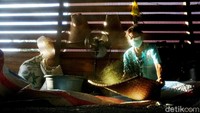 Daun Kratom yang dipetik itu, lantas dikeringkan selama beberapa hari hingga akhirnya siap digiling menjadi halus. Biasanya dalam perbulan ia bisa mengumpulkan sebanyak 1,6 ton bubuk Kratom yang siap dipasarkan ke koperasi atau pun pengepul.