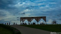 Saat sejumlah tempat liburan di Jakarta tutup, pantai ini menjadi alternatif warga untuk habiskan akhir pekan.