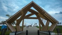 Warga beraktivitas di Pantai Maju, Jakarta, Rabu (24/12/2020).