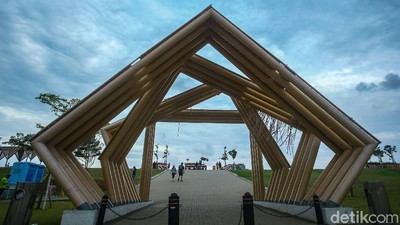 Menikmati Libur Nataru di Pantai Maju
