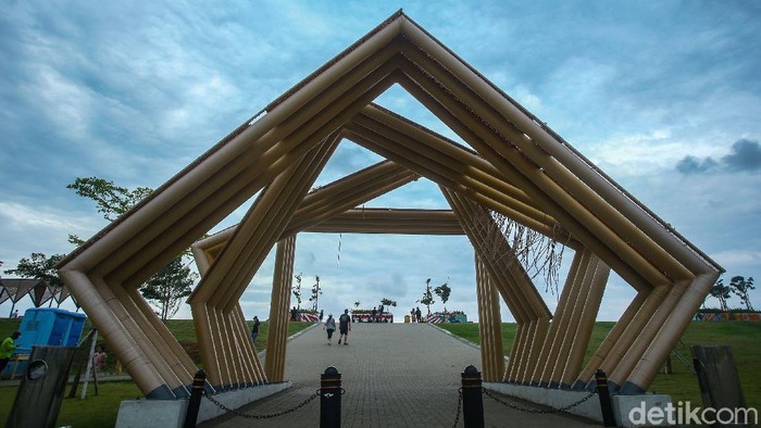 Warga beraktivitas di Pantai Maju, Jakarta, Rabu (24/12/2020). Saat sejumlah tempat liburan di Jakarta tutup, tempat ini menjadi alternatif warga untuk habiskan akhir pekan.