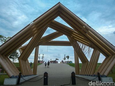 Menikmati Libur Nataru di Pantai Maju