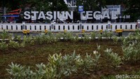Berada tepat di depan Stasiun Kota Tegal, alun-alun sedang dalam renovasi.