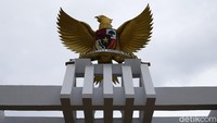 Di antara stasiun dan alun-alun terdapat Taman Pancasila dan Gedung Birao alias Lawang Sewunya Tegal.