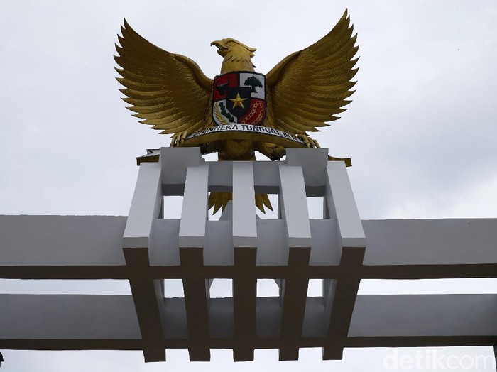 Alun-alun Kota Tegal menjadi pusat atraksi wisata bagi warga maupun wisatawan. Di tengah pandemi pun alun-alun tetap ramai.