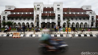 Menikmati Sore di Alun-alun Kota Tegal