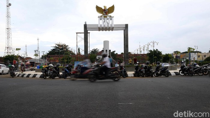 Menikmati Sore di Alun-alun Kota Tegal Alun-alun Kota Tegal menjadi pusat atraksi wisata bagi warga maupun wisatawan. Di tengah pandemi pun alun-alun tetap ramai.