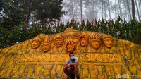 Di wisata Mloko Sewu yang berada di Dusun Prumbon, Desa Pupus, Kecamatan Ngebel ada spot foto bersama para Hokage Konoha.