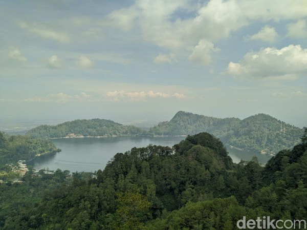 Salah satu pengelola Mloko Sewu, Fery Andriyanto menjelaskan berdirinya monumen Hokage Konoha itu berawal dari banyaknya pengunjung yang berusia anak-anak. Salah satu pengelola Mloko Sewu, Fery Andriyanto menjelaskan berdirinya monumen Hokage Konoha itu berawal dari banyaknya pengunjung yang berusia anak-anak.
