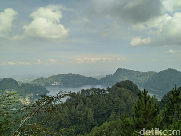 Tidak hanya Hokage Konoha saja yang bisa dijadikan lokasi berfoto, di Mloko Sewu ada spot foto perahu, pintu, balon udara yang langsung mengarah pemandangan Telaga Ngebel dari ketinggian 800 MDPL. Tidak hanya Hokage Konoha saja yang bisa dijadikan lokasi berfoto, di Mloko Sewu ada spot foto perahu, pintu, balon udara yang langsung mengarah pemandangan Telaga Ngebel dari ketinggian 800 MDPL.