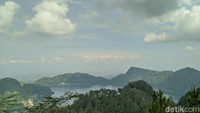 Tidak hanya Hokage Konoha saja yang bisa dijadikan lokasi berfoto, di Mloko Sewu ada spot foto perahu, pintu, balon udara yang langsung mengarah pemandangan Telaga Ngebel dari ketinggian 800 MDPL.