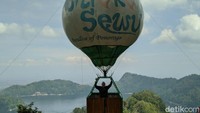 Pengelola memberlakukan protokol kesehatan ketat, mulai dari pengecekan suhu, mencuci tangan, menjaga jarak dan memakai masker. Masuk ke destinasi Mloko sewu harus membayar tiket seharga Rp 10 ribu per orang.