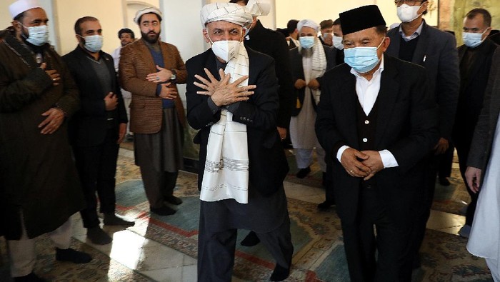 Wakil Presiden RI ke-10 dan 12 Jusuf Kalla (JK) bersama Presiden Republik Islam Afghanistan Ashraf Ghani melaksanakan salat Jumat di Masjid ARG Palace. Selain itu JK juga menghadiri pertemuan dengan ulama-ulama Afghanistan.