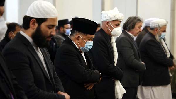 Momen JK dan Presiden Afghanistan Salat Jumat Bersama