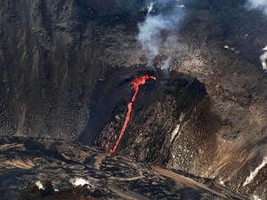 Iseng Mau Lihat Gunung Berapi Kilauea Malam-malam, eh Jatuh!