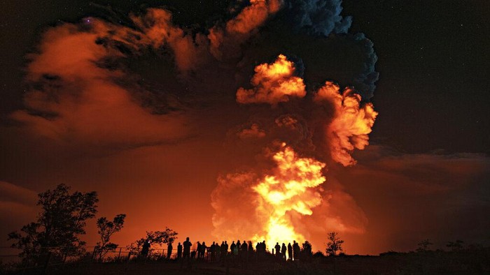 Momen Letusan Gunung Berapi Paling Aktif Sedunia A plume rises near active fissures in the crater of Hawaii's Kilauea volcano on Monday, Dec. 21, 2020. People are lining up to try to get a look at the volcano on the Big Island, which erupted last night and spewed ash and steam into the atmosphere. A spokeswoman for Hawaii Volcanoes National Park says the volcanic activity is a risk to people in the park Monday and that caution is needed. (M. Patrick/U.S. Geological Survey via AP)
