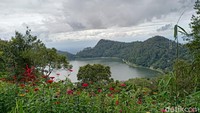 Sesampainya di Ngebel Adventure Park, wisatawan langsung cek suhu dan diwajibkan mencuci tangan. Tempat parkir yang lumayan luas bisa untuk mobil dan sepeda motor.