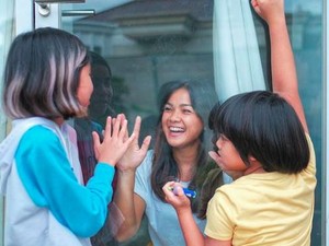 Nirina Zubir Masih Positif COVID-19, Ernest Cokelat dan Anak Sudah Negatif