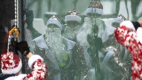 Kendati demikian, anak-anak tetap terhibur dengan aksi para Santa ini di tengah pandemi Corona.