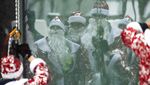 Panjat Tembok, Santa Klaus Hibur Anak di RS Rusia
