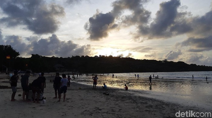 Sunset di Pantai Jimbaran.