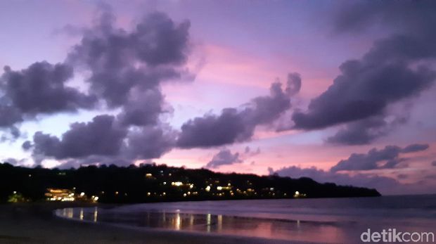 Sunset di Pantai Jimbaran.