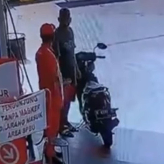Pemotor meludahi petugas SPBU UNIKA Kota Semarang, Jumat (25/12/2020).