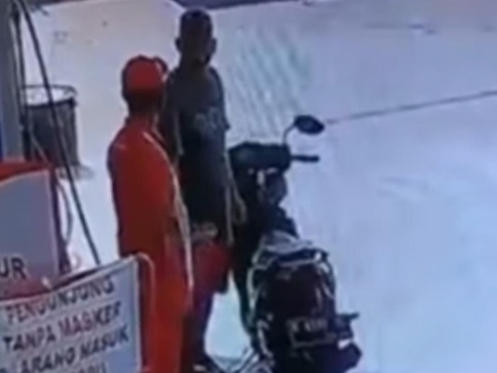 Pemotor meludahi petugas SPBU UNIKA Kota Semarang, Jumat (25/12/2020).