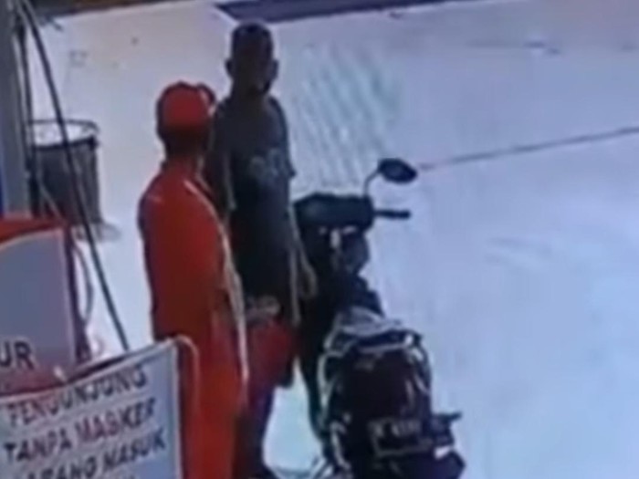 Pemotor meludahi petugas SPBU UNIKA Kota Semarang, Jumat (25/12/2020).