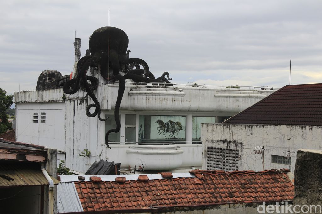 Penampakan rumah gurita yang menyimpan misteri di Kota Bandung