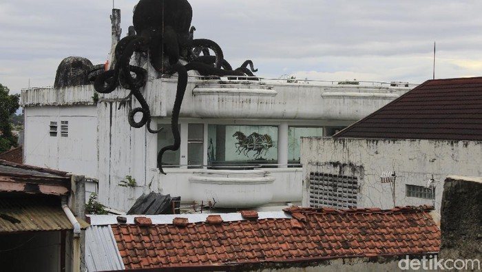 Penampakan rumah gurita yang menyimpan misteri di Kota Bandung