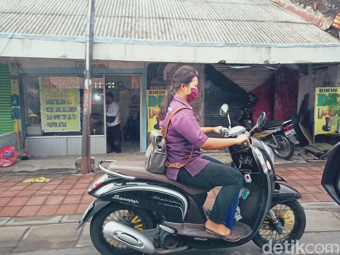 Pengendaara motor yang mengutamakan Masker dibandingkan Helm.