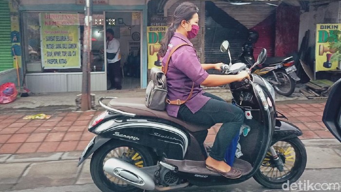 Pengendaara motor yang mengutamakan Masker dibandingkan Helm.