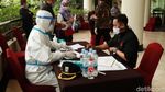 Pengunjung Hotel di Bandung Jalani Rapid Test Antigen