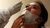 Pengunjung menjalani rapid test antigen di salah satu hotel di Jalan Sumatera Kota Bandung, Jawa Barat. 