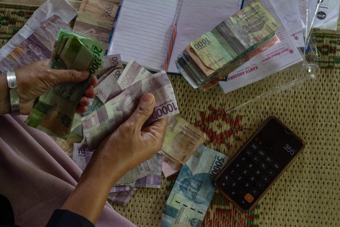 Warga menghadiri pertemuan mingguan di joglo kampung batik Giriloyo, Imogiri, BPEMBIAYAAN BERKAH DARI BWM ALMUNAantul, DI Yogyakarta.