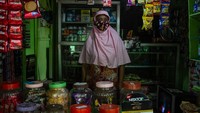 Diantaranya Agus Yurianta yang mengembangkan usaha bengkel, Miftah yang menjalankan usaha matrial dan Endang Puruitanti yang berjualan toko kelontong.