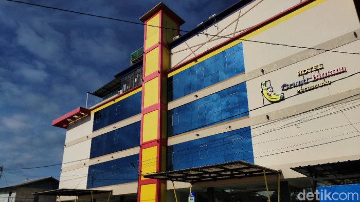 Satu-satunya hotel berstandar bintang 3 yang ada dibatas negeri yakni Hotel Grand Banana, di Kota Putussibau, Kapuas Hulu, Kalimantan Barat. Beginilah potretnya.